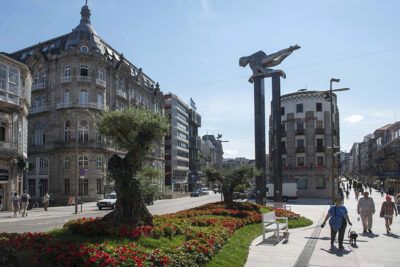 Jacinto Benavente 15 - A renovated, forward-looking seafront facade