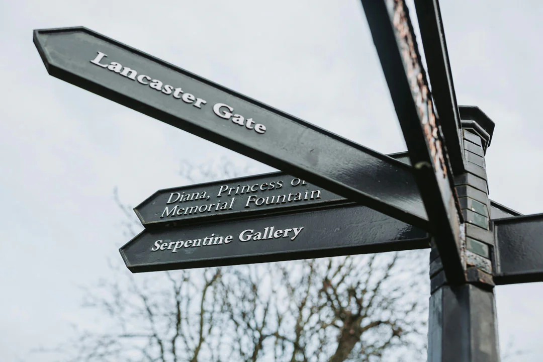 Señalización hacia la Serpentine Gallery en los jardines de Kensington.