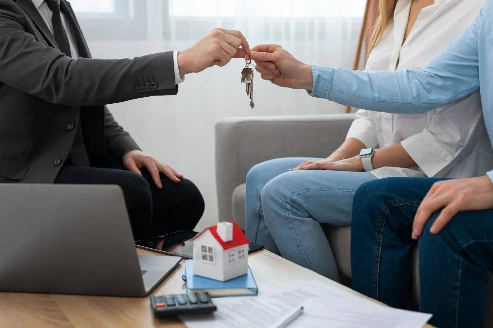Personas recibiendo las llaves de su casa nueva.