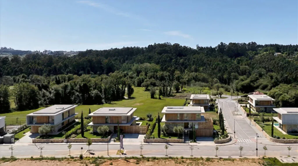 Entorno verde y exclusivo a pie de golf en Oleiros, A Coruña.