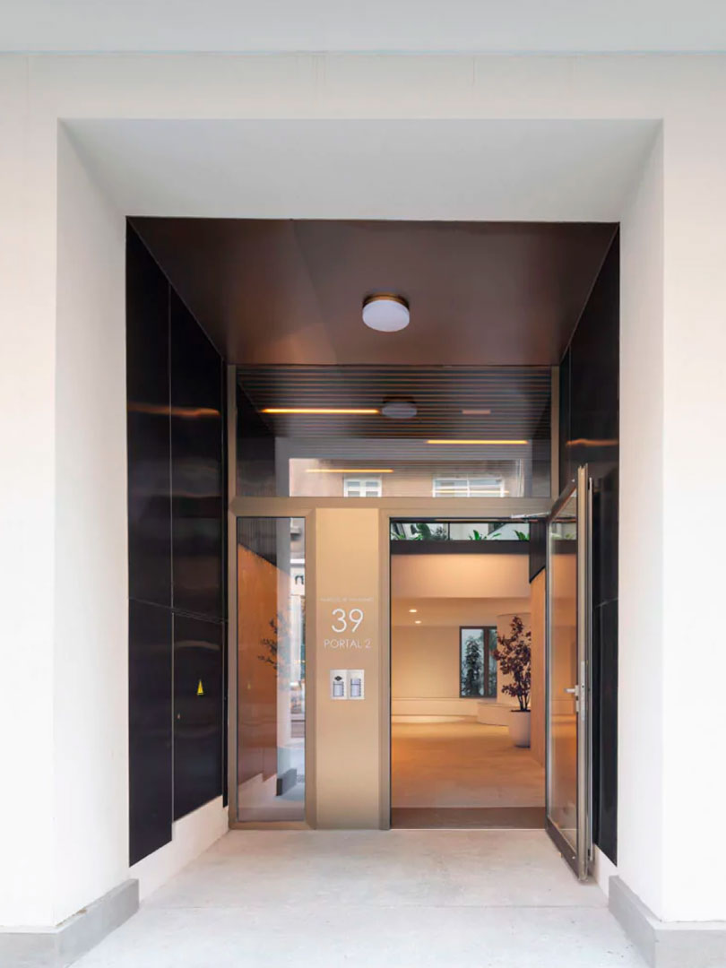 Entrada al edificio en Marqués de Valladares.