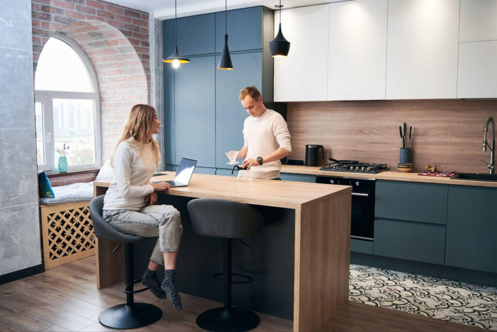 Distribución abierta y diáfana integrando salón y cocina en un loft.