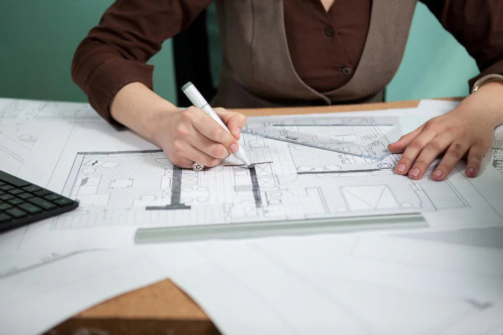 Plano arquitectónico extendido sobre una mesa.