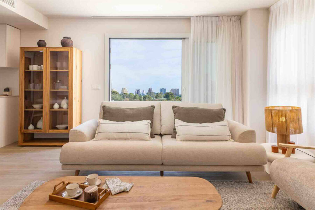 Salón de diseño contemporáneo en el piso piloto de Salinas Towers, en Calpe.