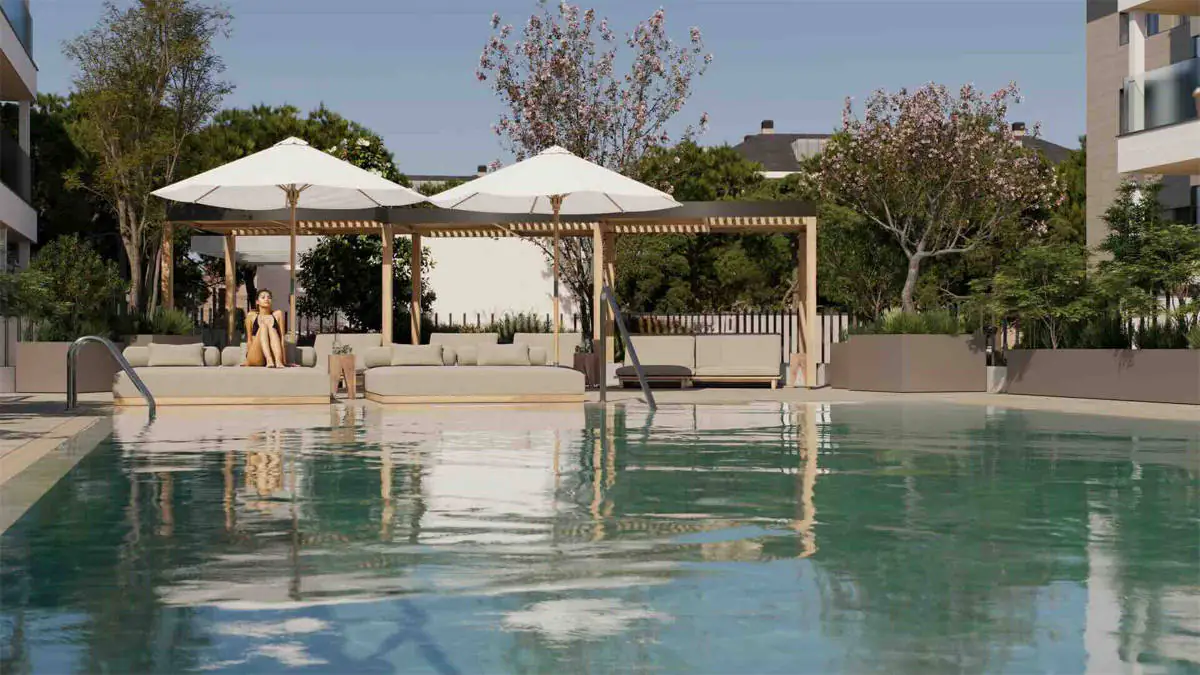 Zonas comunes con piscina y áreas de descanso en la promoción Monte del Pilar - Majadahonda.