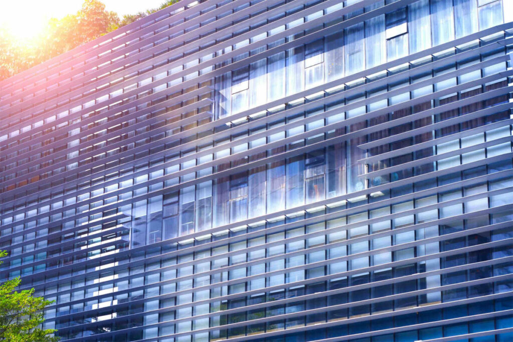 Fachada de un edificio residencial moderno con alta eficiencia energética.