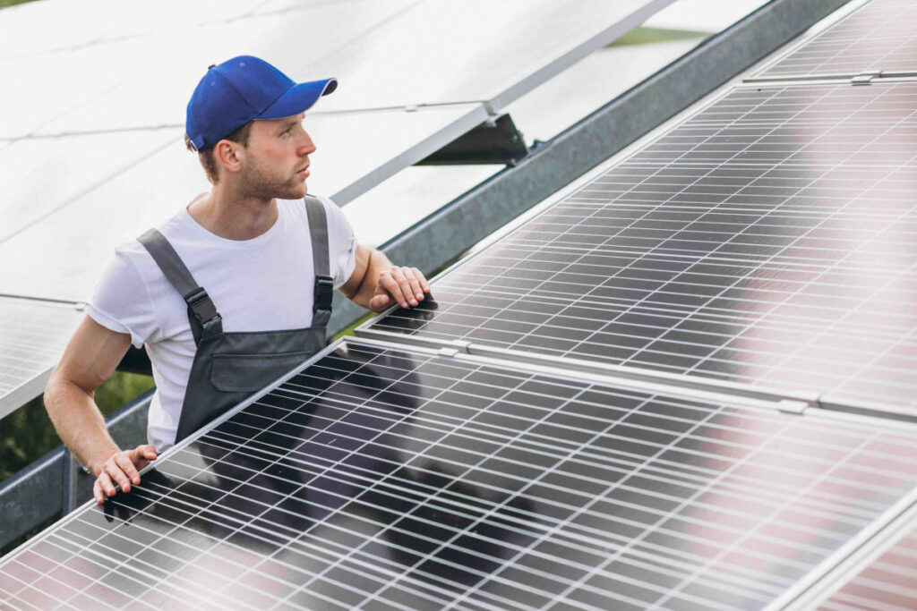 Instalación de placas solares como método sobre cómo mejorar la eficiencia energética.