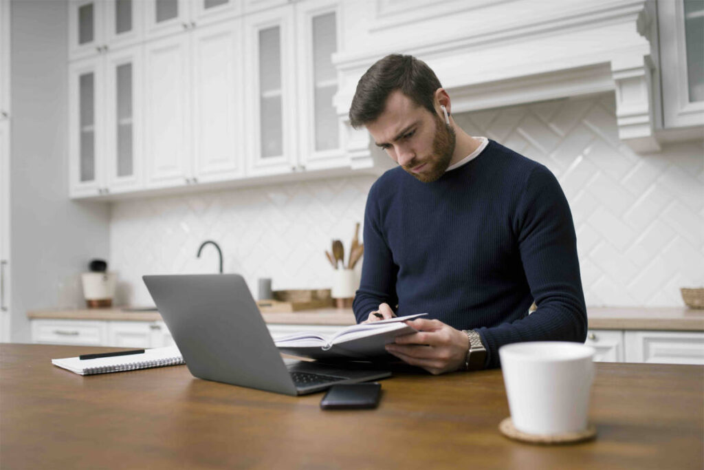 Persona comprobando qué necesita para pedir una nota simple de forma online.