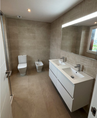 Baño moderno con aerotermia y suelo radiante que aporta confort térmico en una vivienda de la promoción Monte La Villa.